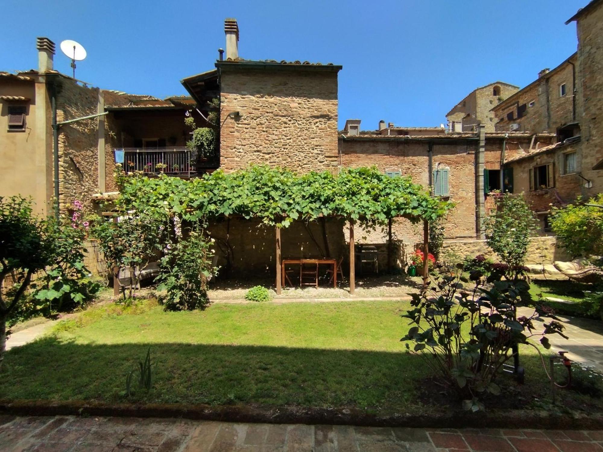 Il Cantuccio- Appartamento In Centro Con Giardino Volterra Exterior foto